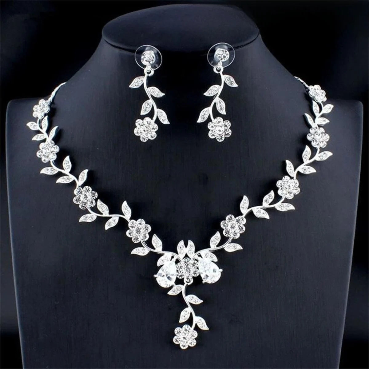 Elegant 3-Piece Claw Chain Jewelry Set – Necklace, Earrings & Bracelet