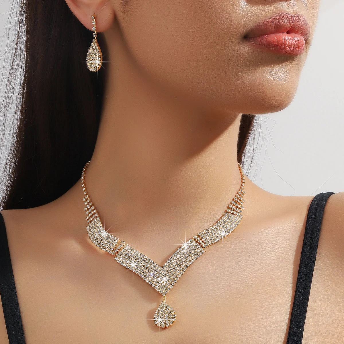Luxury Water Drop Rhinestone Necklace & Earring Set – 3-Piece Collection