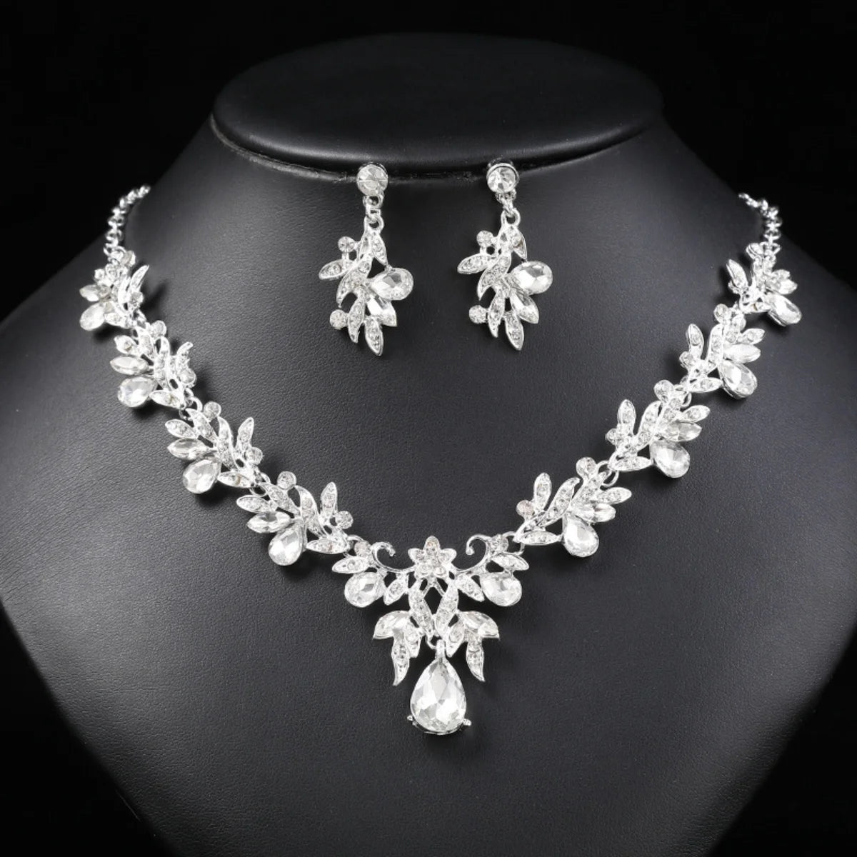 Elegant 3-Piece Claw Chain Jewelry Set – Necklace, Earrings & Bracelet